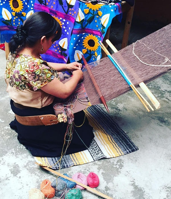 Mujer de Zinacantan tejiendo en su telar de cintura