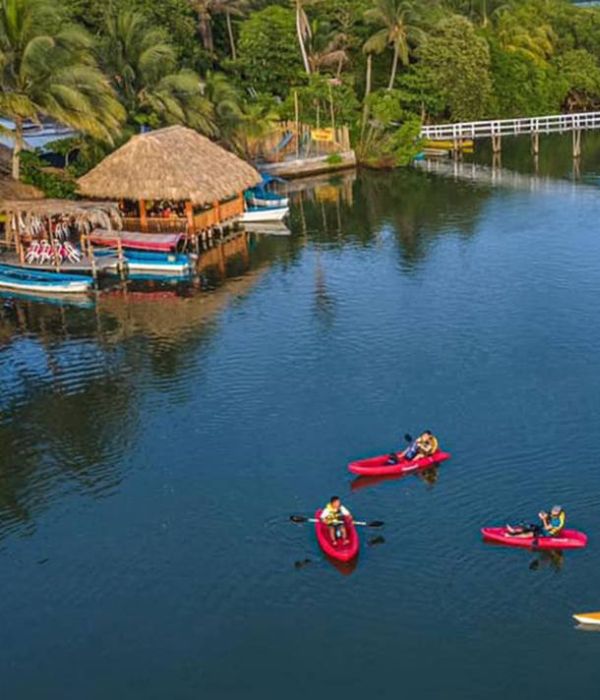 vista aerea de personas en kayak en la laguna de mandinga