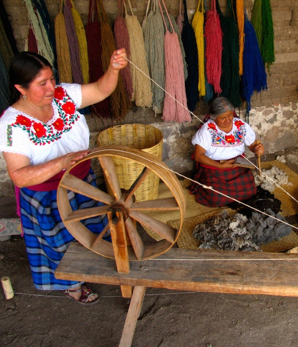 Mujeres trabajando en taller de telares