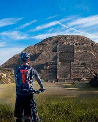 Ciclista frente a la piramide del Sol en Teotihuacan