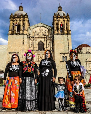Mujeres vestidas de catrinas en Santo Domingo