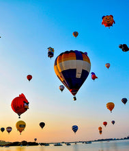 200 globos aerostaticos volando al amanecer