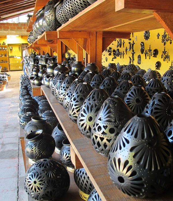 estante con artesanias de barro negro en san bartolo coyotepec