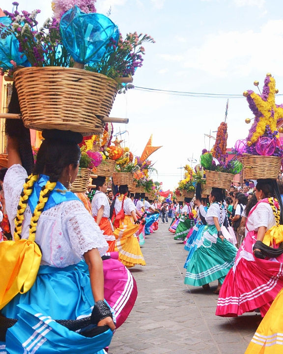 mujeres bailando calenda en el centro de Oaxaca
