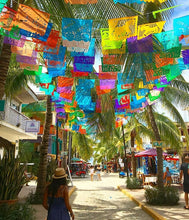 Joven caminando en calle de Sayulita