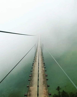 Puente tibetano cubierto con neblina