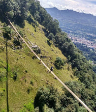 Personas cruzando puente colgante en Tlatlauquitepec